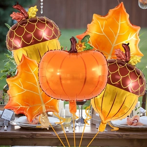 Dettaglio di palloncini in alluminio a zucca, ghianda e acero per festa di ringraziamento