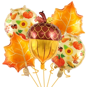 Dettaglio del set di 5 palloncini per il raccolto autunnale con ghianda e foglie d'acero