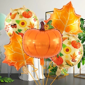 Dettaglio del set di 5 palloncini del raccolto con foglie di acero, zucca e ghiande