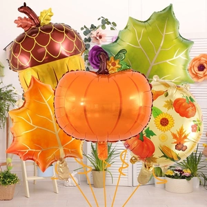 Dettaglio dei palloncini per la festa del raccolto con foglia d'acero, zucca e ghianda