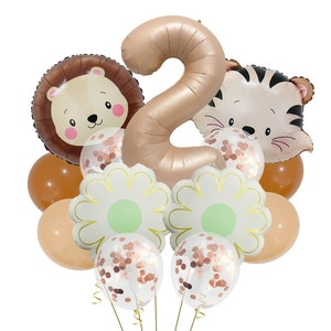 Détail du set de ballons animaux avec chiffre 2, lion, tigre et fleurs de marguerites