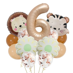 Détail de ballons animaux de la jungle avec lion, tigre et chiffre 6 doré pour anniversaire