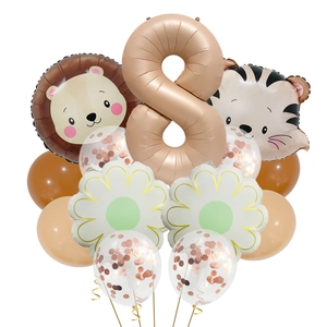 Détail du ballon chiffre 8 or rose avec décorations de fête lion et tigre mignon