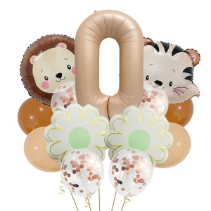 Détail de ballons animaux safari incluant lion, tigre et chiffre 0 doré pour décor de fête