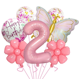Détail du set de ballons d'anniversaire roses avec le chiffre 2 et un papillon