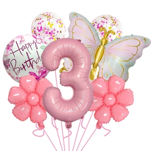 Détail du kit de ballons rose 3ème anniversaire avec papillon et fleurs en aluminium