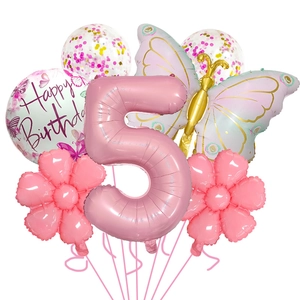 Détail du set de ballons en aluminium rose chiffre 5 et papillon pour fête d'anniversaire