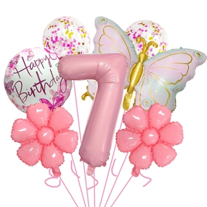 Détail de l'ensemble de ballons chiffre 7 rose avec papillon et fleurs pour anniversaire