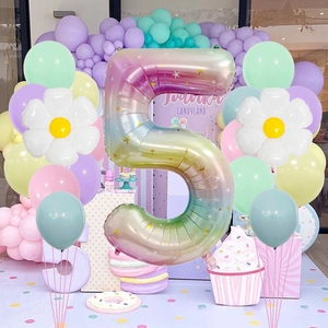 Detail van 40-inch verloop macaron nummer 5 ballon met sterren en madeliefjes decoratie