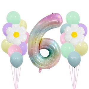 Detail van regenboog cijfer 6 ballon met sterren en madeliefje versiering voor feest
