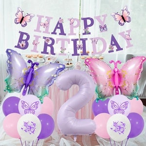 Détail de déco papillon 2 ans avec bannière violette et ballon chiffre 2 géant