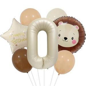 Detail von Creme-Löwen- und Zahlen-0-Folienballons für Boho-Geburtstagsdekoration