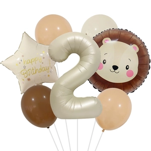 Cremeweißes Set aus Löwen-Luftballons und Zahl 2 für den zweiten Kindergeburtstag