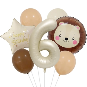Detail eines Geburtstagsballon-Sets mit einer großen Zahl 6 und Löwen-Motiv