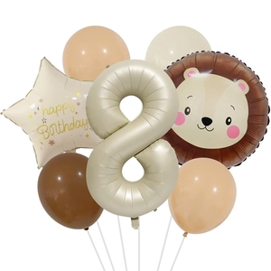 Detail eines 8. Geburtstag Ballon-Sets mit Löwenkopf, goldener Nummer 8 und Sternballon