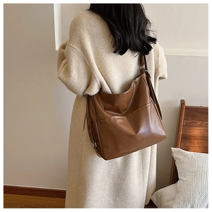 Sac cabas en cuir PU marron porté par un mannequin montrant sa grande capacité et son style épuré