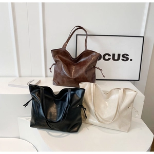 Trois sacs cabas en similicuir marron, noir et beige pour un style élégant au quotidien