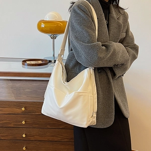 Sac à bandoulière hobo beige minimaliste à grande capacité avec poches latérales