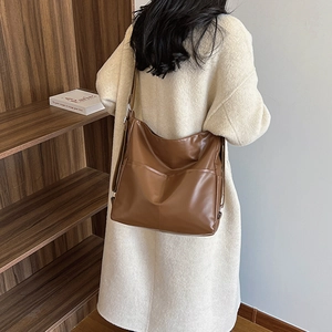 Grand sac à bandoulière minimaliste en cuir PU marron mat au design spacieux