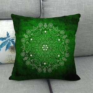Détail d'une housse de coussin en lin vert foncé avec motif géométrique mandala blanc