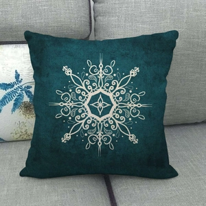 Détail de l'imprimé mandala géométrique sur une housse de coussin en lin bleu canard