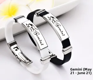 Makroaufnahme von Gemini-Sternzeichenplatten aus Edelstahl an Silikon-Armbändern