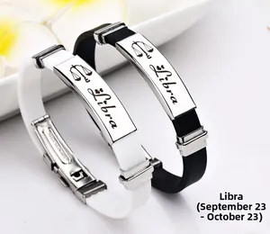 Nahaufnahme der Waage-Sternzeichen-Armbänder aus schwarzem und weißem Silikon mit Edelstahl