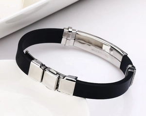 Nahaufnahme der Edelstahlschließe und des Silikonarmbands eines Sternzeichen-Armbands
