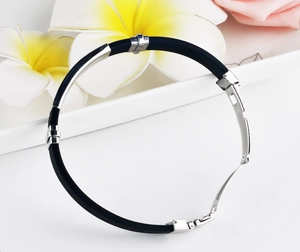 Nahaufnahme der Edelstahlschließe am schwarzen Silikonarmband mit feiner Materialgravur