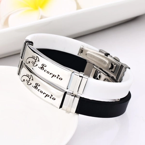 Scorpio Silikonarmbänder in Schwarz und Weiß mit polierten Edelstahlplatten im Set