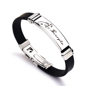 Skorpion Sternzeichen Armband aus Silikon mit Edelstahlplatte auf weißem Grund