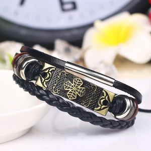 Mehrlagiges geflochtenes Lederarmband mit Kleeblatt-Charm und Metallverzierung