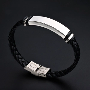 Bracelet minimaliste en cuir tressé noir avec une plaque en acier inoxydable poli