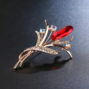 Eleganter Gold-Blumen-Brosche mit rotem Edelstein und funkelnden AB-Kristall-Akzenten