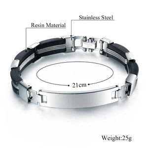 Primer plano de pulsera para hombre en acero inoxidable plateado y resina negra