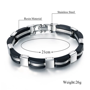Primer plano de pulsera para hombre de acero inoxidable y resina, 21cm de largo y 26g