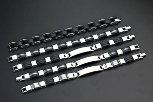 Vista detallada de pulseras para hombre de acero inoxidable y silicona negra industrial
