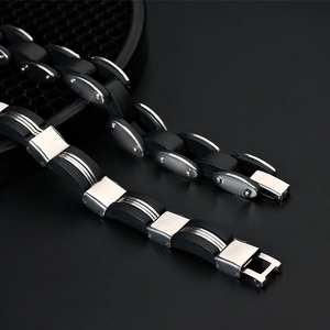 Detalle de pulsera para hombre estilo industrial con eslabones negro mate y plata