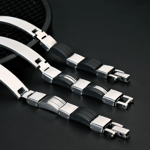 Detalle macro de pulsera para hombre de acero inoxidable con silicona negra y cierre