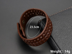 Nahaufnahme von braunem geflochtenem Lederarmband mit Metalldruckknöpfen und 23,5 cm Länge