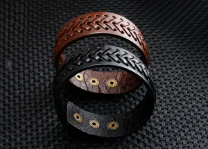 Detailansicht von Lederarmbändern mit Vintage-Druckknöpfen und geflochtener Textur