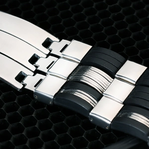 Vista macro de pulsera para hombre con eslabones de acero pulido y silicona negra