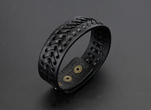 Detailansicht Herren Breitlederarmband geflochten mit Vintage Metall Druckknopf