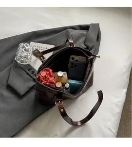 Vista superior del bolso tote marrón oscuro que muestra gran capacidad para paraguas y accesorios