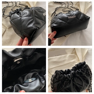 Détails d'un sac à chaîne matelassé noir avec cordon de serrage et fermoir magnétique