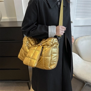 Sac bandoulière matelassé doré élégant avec mini pochette assortie et sangle