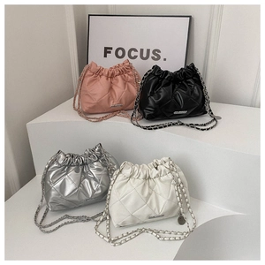 Sacs seaux nuages matelassés rose noir argent et blanc avec bandoulières chaînes