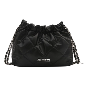 Borsa a tracolla trapuntata nera con catena, coulisse e design moderno a nuvola