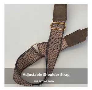 Gros plan sur la bandoulière réglable tissée en chevron avec similicuir brun et boucle dorée