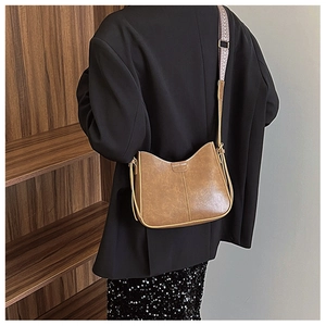 Sac bandoulière demi-lune vintage marron avec large bandoulière tissée pour femme chic